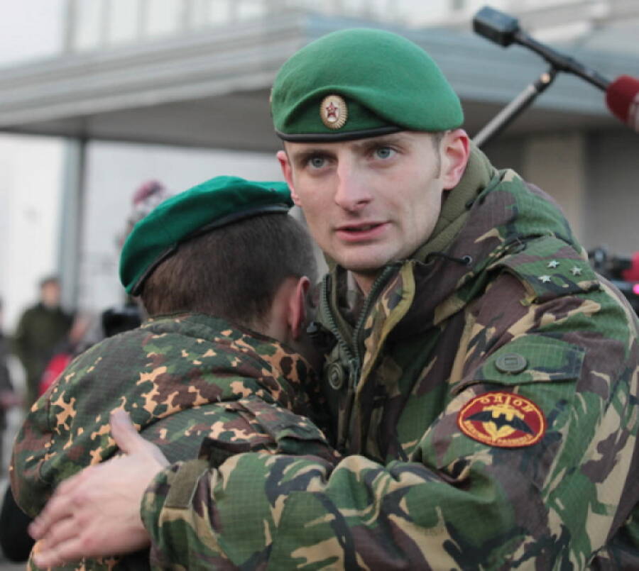 Старший лейтенант разведки из Отдельной дивизии оперативного назначения имени Ф.Э. Дзержинского обнимает бойца, сдавшего экзамен на право носить темно-зеленый берет разведчика