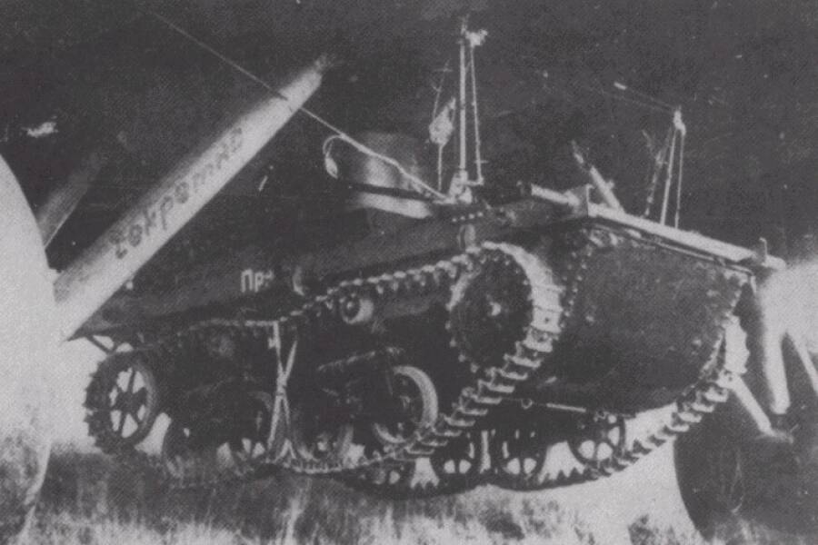 Танк Т-37А под фюзеляжем ТБ-3 на специальной подвеске, позволяющей перевозить его по воздуху и десантировать посадочным способом