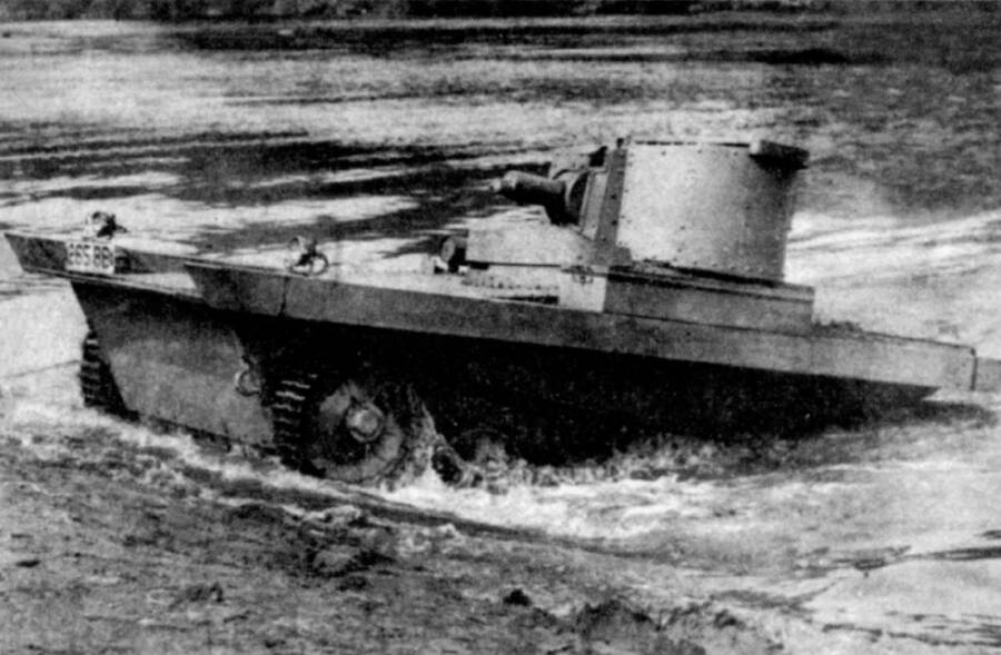 Британский плавающий танк «Виккерс Карден-Лойд» А4 на испытаниях, начало 1930-х
