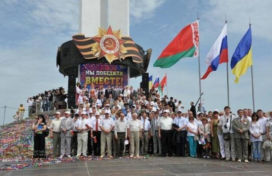 День дружбы и единения славян у Монумента дружбы в Минске
