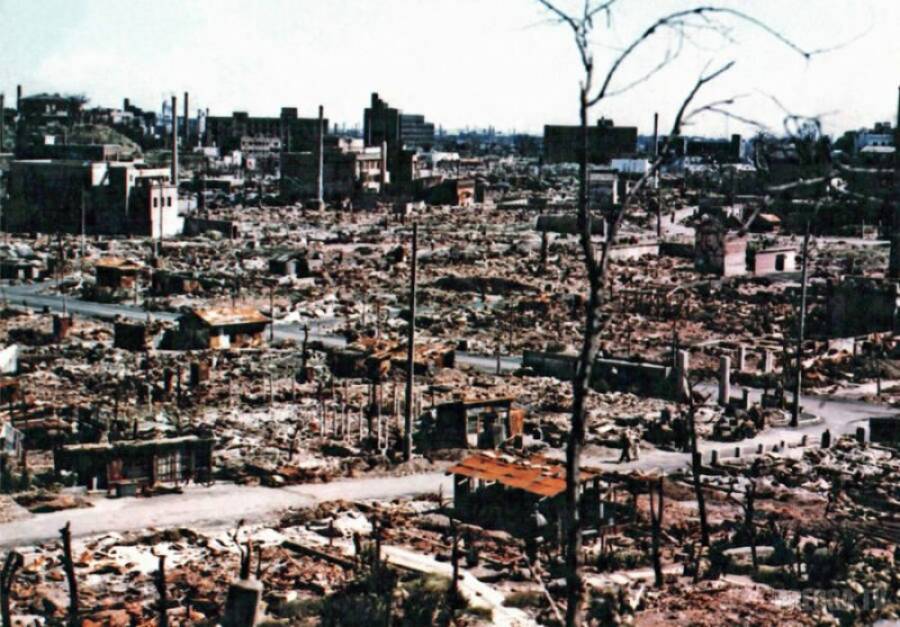 Город через месяц после бомбардировки
