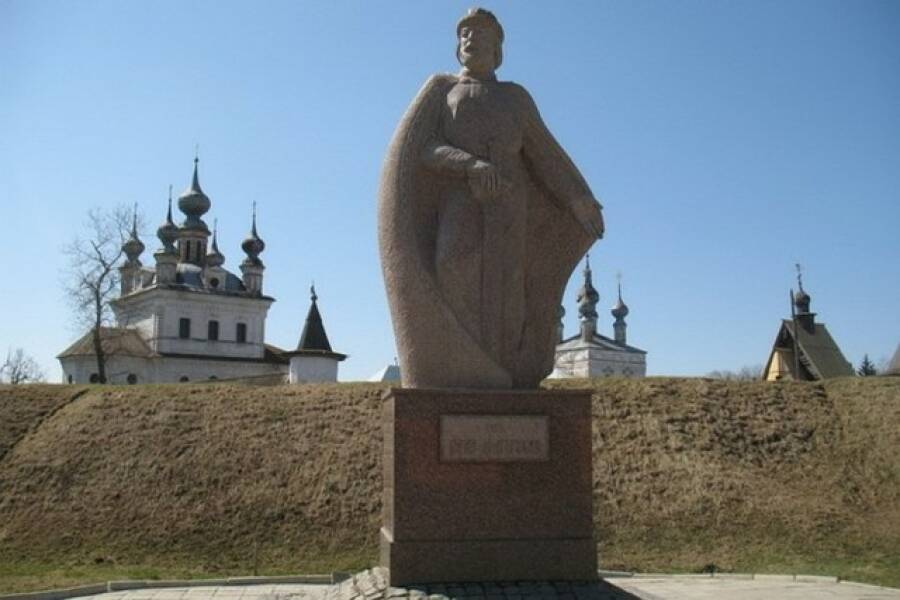 Памятник Юрию Долгорукому в Юрьеве Польском