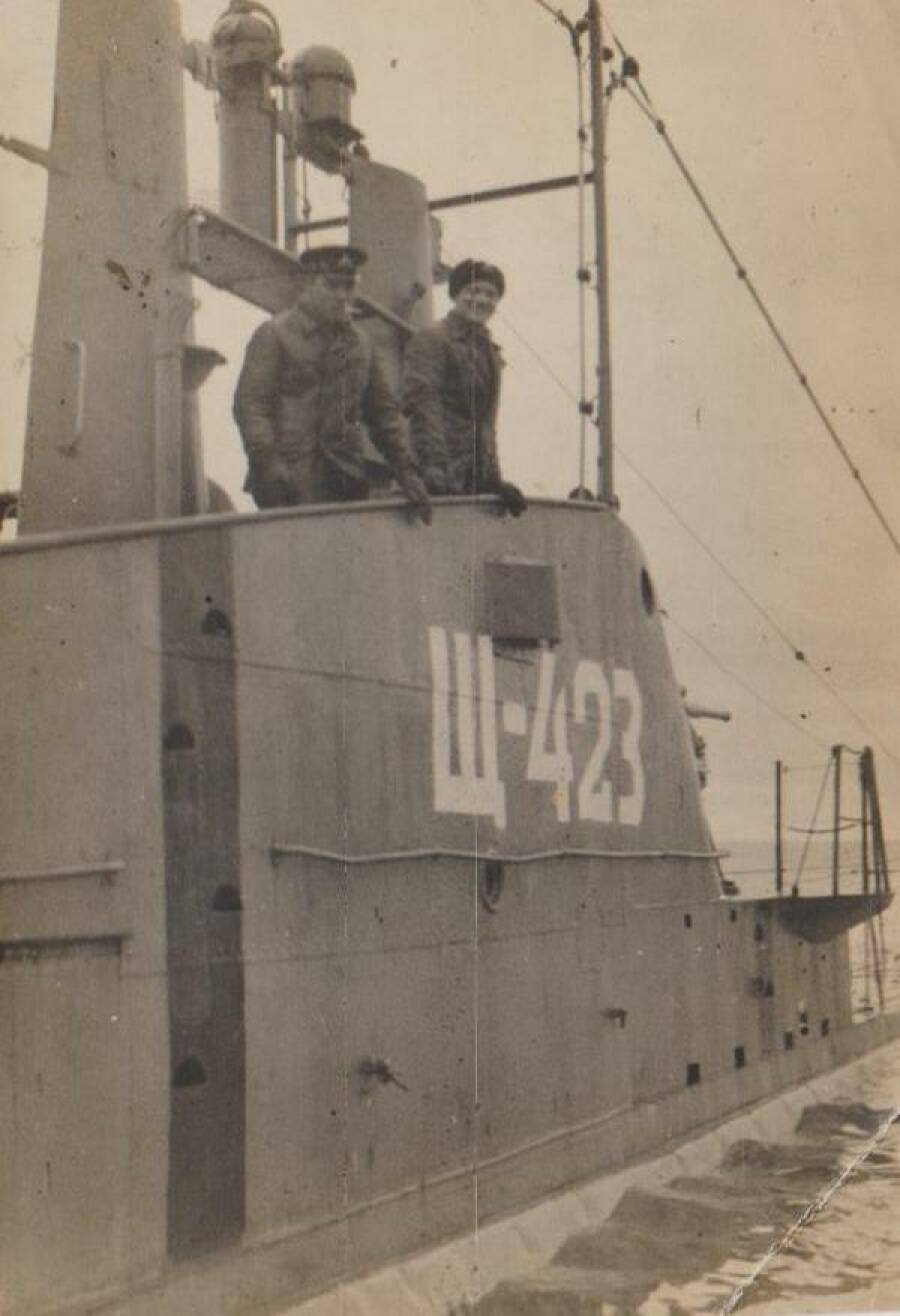 Капитан 3 ранга Измаил Зайдулин (справа в ушанке) на мостике подводной лодки Щ-423, 1940 год