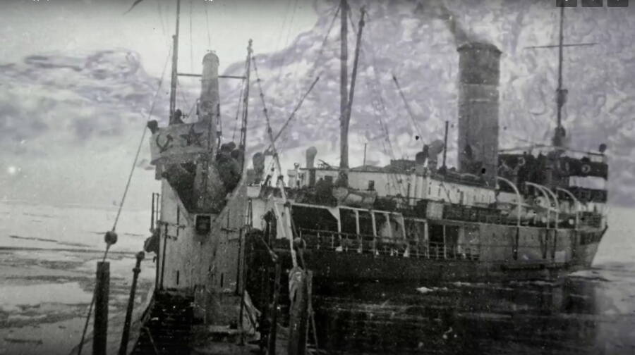 Подводная лодка Щ-423 (слева, вид с кормы на рубку) на фоне ледореза «Ф.Литке», август 1940 года