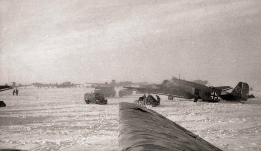 Транспортные самолеты на аэродроме в Тацинской за несколько дней до атаки советских танкистов, декабрь 1942 года