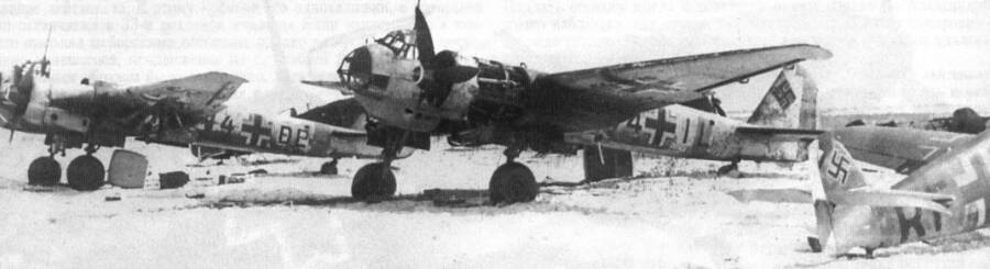 Немецкие самолеты Ju88A-4, доставшиеся танкистам генерал-майора Баданова на авиабазе Тацинская