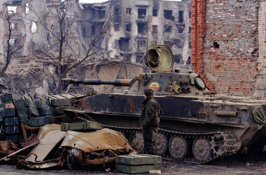 Плавающий танк ПТ-76 из состава Внутренних войск МВД России на улице Грозного, 1996 год