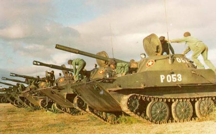 Плавающие танки ПТ-76 из состава северовьетнамской армии. Хорошо видно, что в одном строю танки разных модификаций, поставленные в разное время