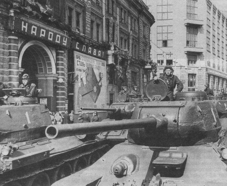 Танки ОТ-34/85 перед парадом 1 мая 1946 г. в Москве. 
