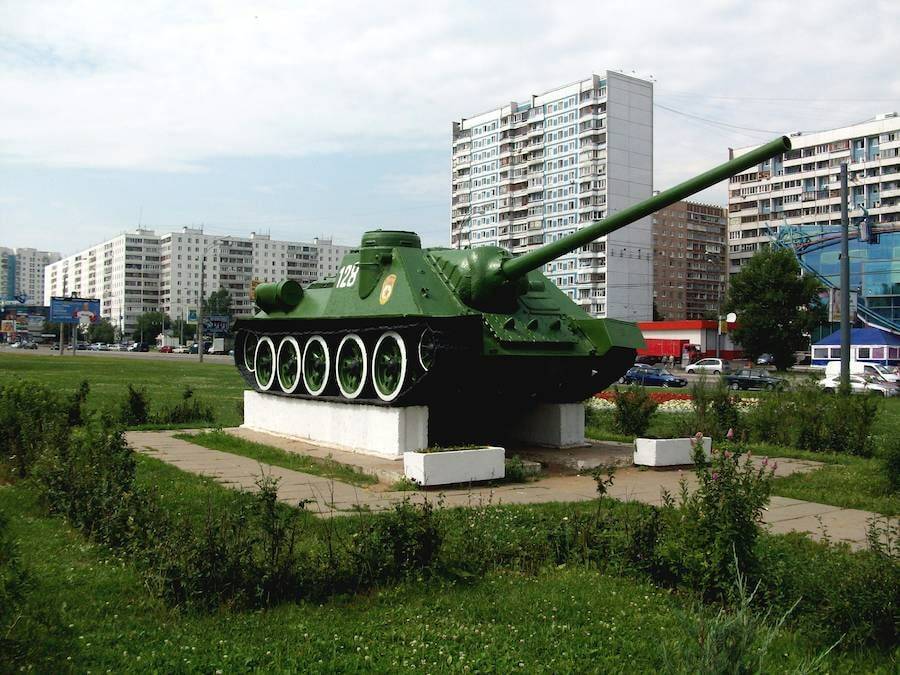 СУ-100 - памятник танкистам 1-й Гвардейской танковой армии. Москва, район Строгино