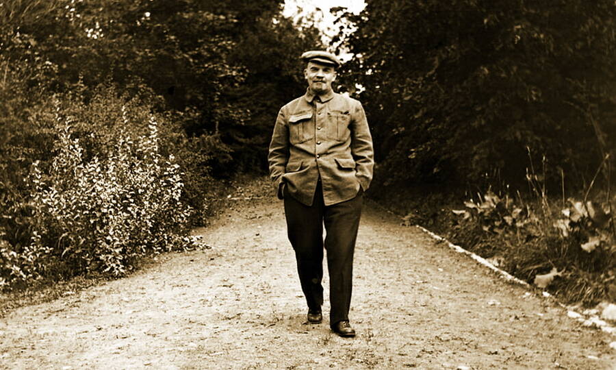  В.И. Ленин на прогулке на даче в Горках. Август-сентябрь 1922 года. 