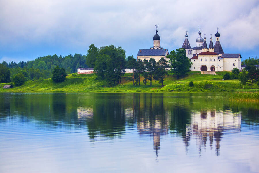 Ферапонтов монастырь, вид через озеро. Фото: CC BY-SA 4.0
