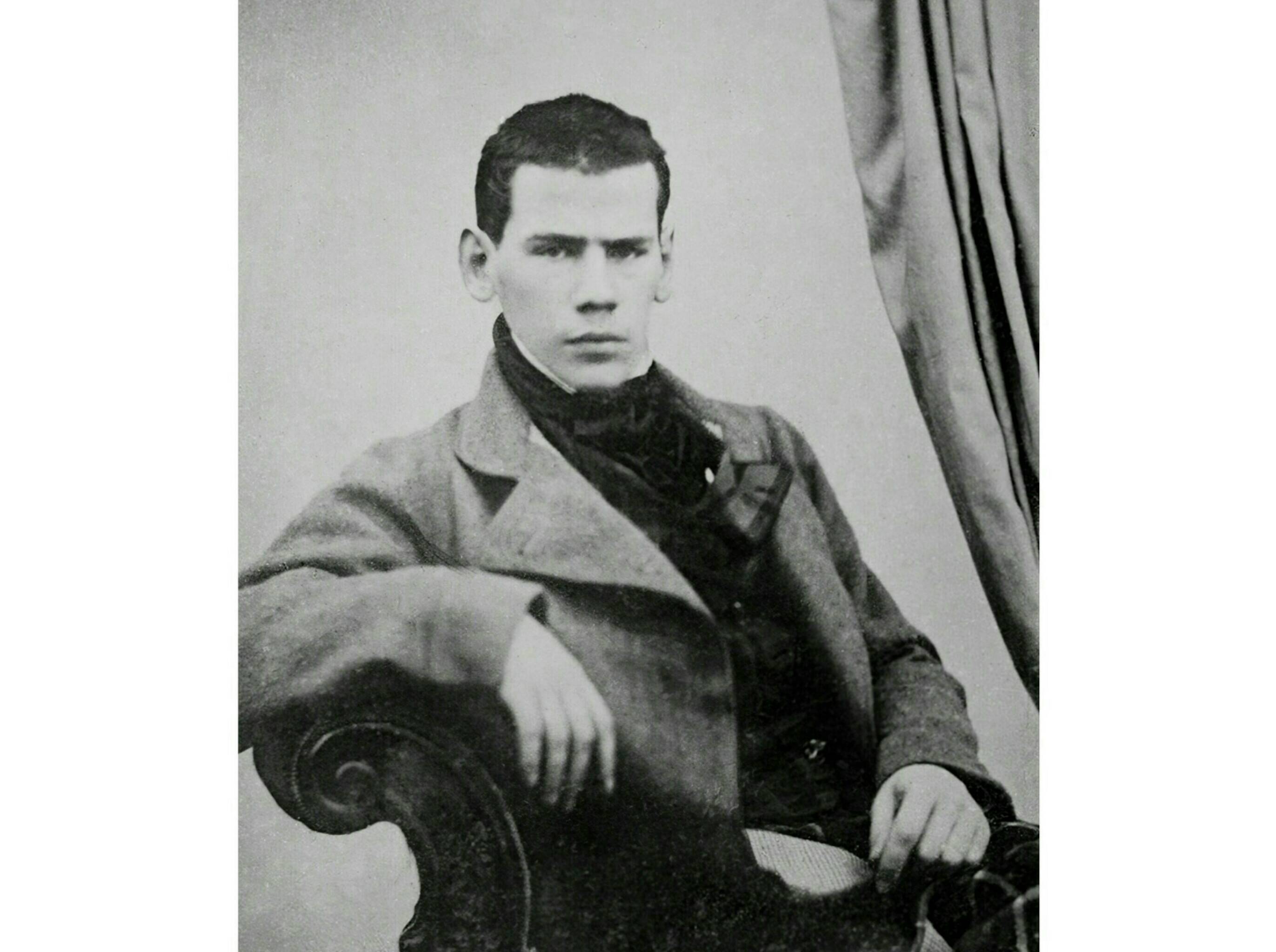 Лев Николаевич Толстой в возрасте 20-ти лет