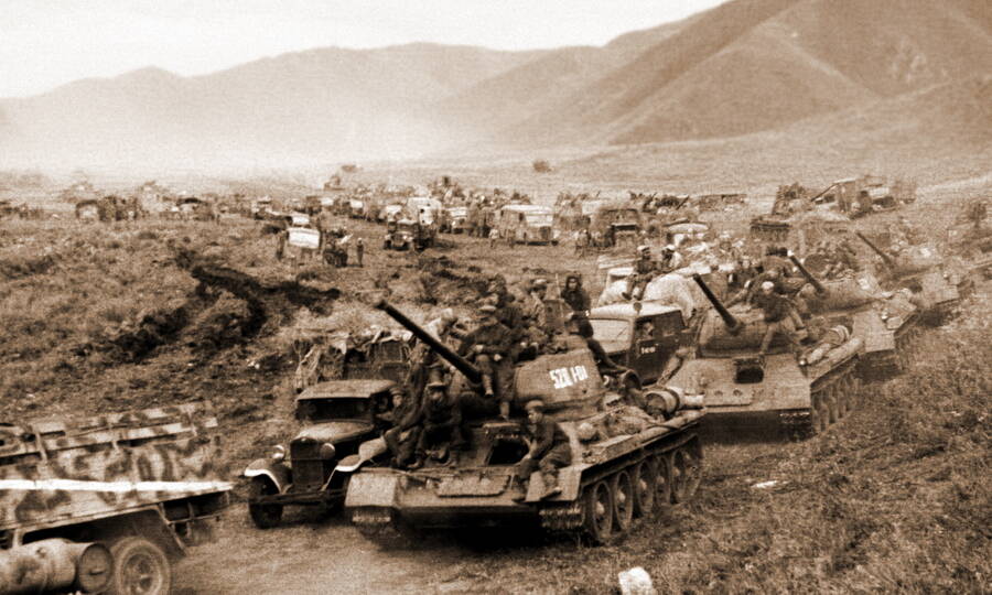 Советские танкисты при переходе через Большой Хинган
