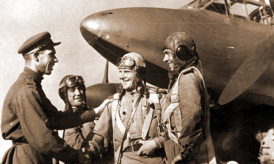 Экипаж бомбардировщика Пе-2 из состава 9-й воздушной армии 1-го Дальневосточного фронта после успешного боевого вылета