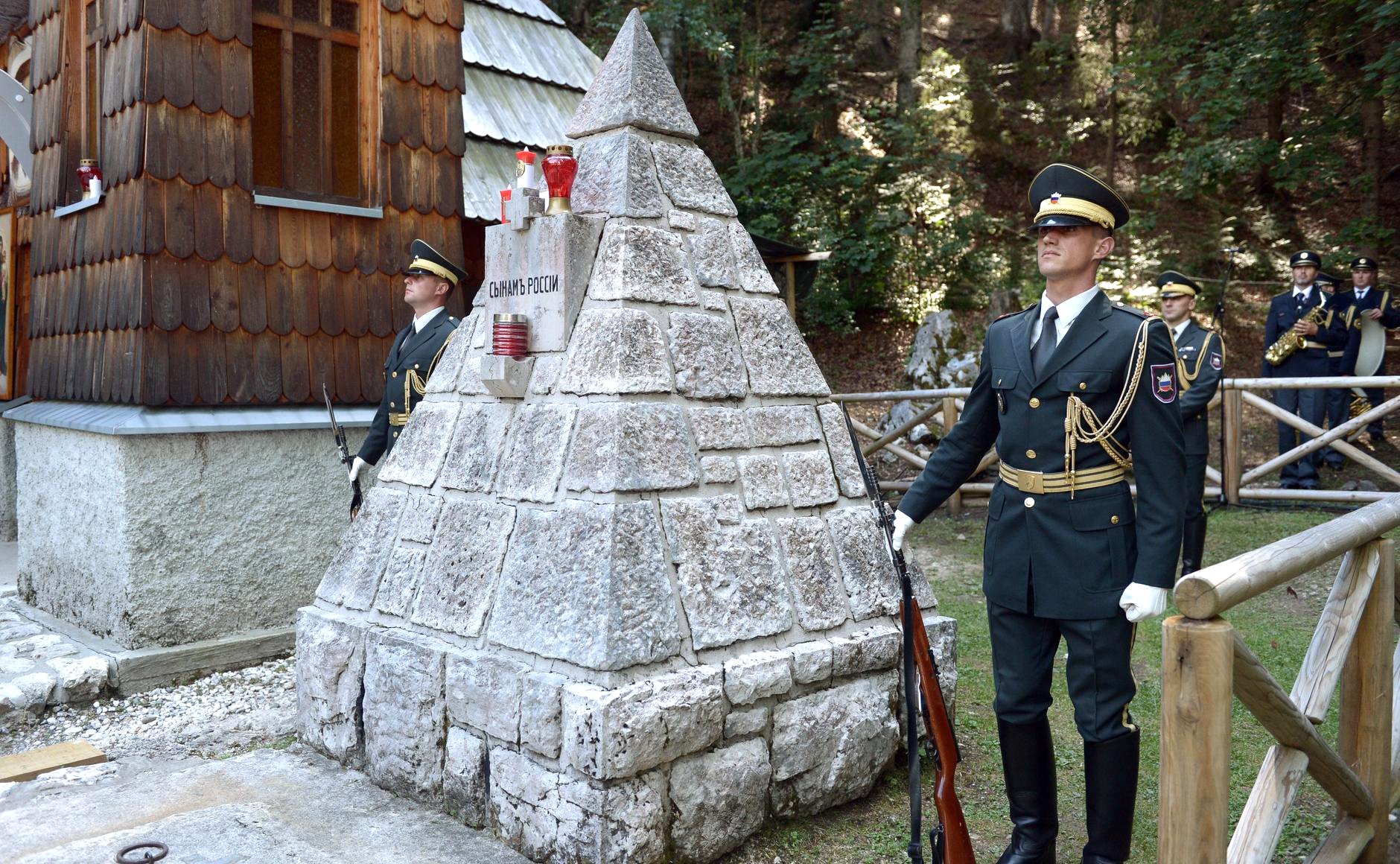 Обелиск у русской часовни на Вршиче (Словения). Мемориальная церемония, посвященная 100 - летию русской часовни.