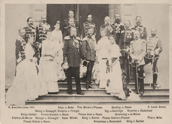 Несколько князей Германской империи и монархов других европейских стран. На этой фотографии, сделанной в 1883 году, – кайзер Вильгельм I, король Испании Альфонсо, три сестры – принцессы Гессенские, в том числе и будущая императрица Александра Федоровна