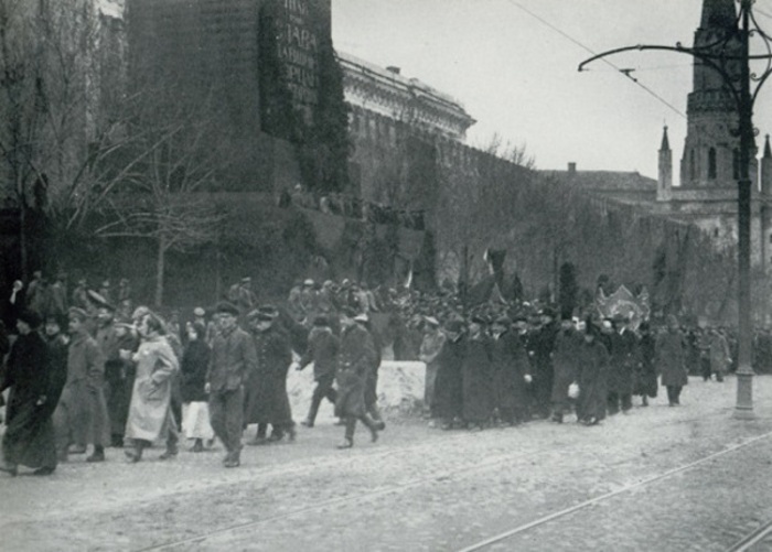  Участники первомайской демонстрации 1918 года проходят по Красной площади. 