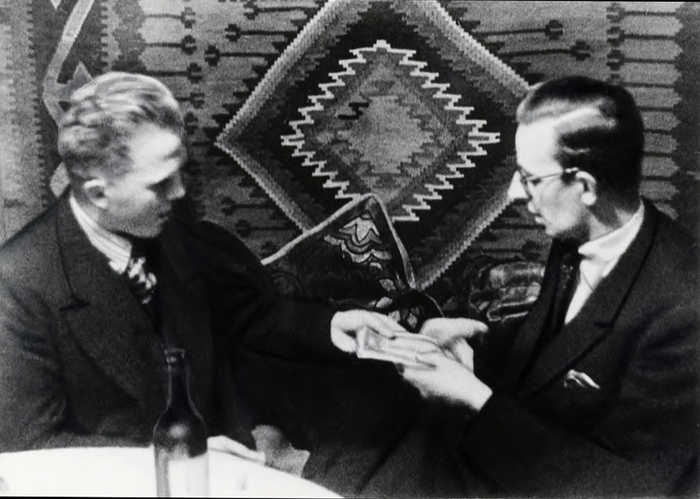 Встреча «Рудольфа Шмидта» с секретарем посольства Словакии Гейза-Ладиславом Крно, агентом немецкой разведки. Оперативная фотосъёмка скрытой камерой, 1940 год