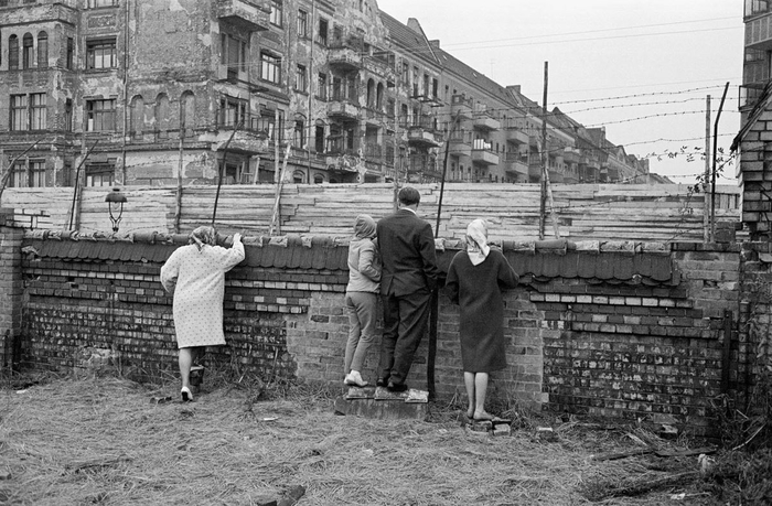Жители Западного Берлина смотрят на Берлинскую стену, середина 1960-х