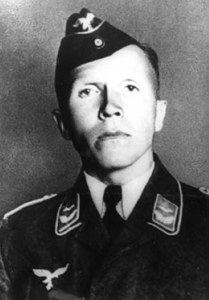Николай Кузнецов в форме офицера Люфтваффе: такой была первоначальная легенда Пауля Зиберта. Снимок 1942 года