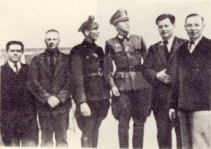 Фотография, сделанная в 1943 году в Ровно. Пауль Зиберт (Николай Кузнецов) — третий справа