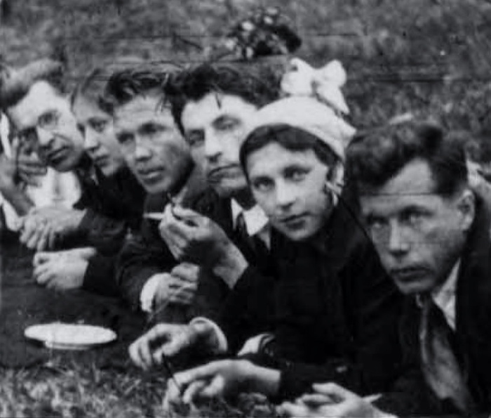 Николай Кузнецов (третий слева) с сотрудниками конструкторского отдела завода «Уралмаш» на пикнике, Свердловск, середина 1930-х гг.
