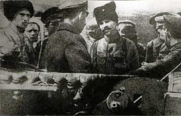 Василий Чапаев (в центре) в Николаевске, 1918 год. Кадр из кинохроники времен Гражданской войны