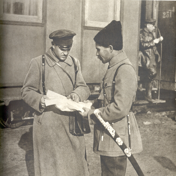 Командир 1-й Николаевской дивизии Сергей Захаров и командир 2-й Николаевской дивизии Василий Чапаев, начало октября 1918 года