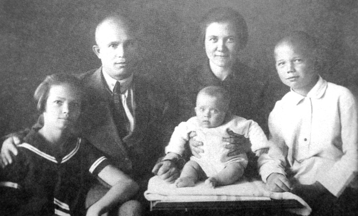 Семья Хрущевых в 1929 году. Слева направо: Юлия, Никита Сергеевич, Нина Петровна с Радой на руках, Леонид
