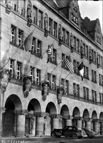 Здание Дворца правосудия в Нюрнберге, где проходили заседания Международного военного трибунала, осень 1945 года.