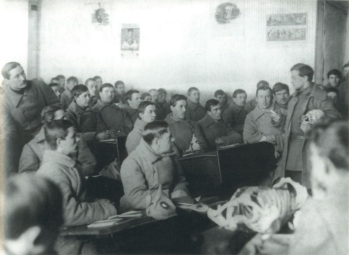 Группа сотрудников милиции на занятиях по судебной медицине. Петроград, 1922 год