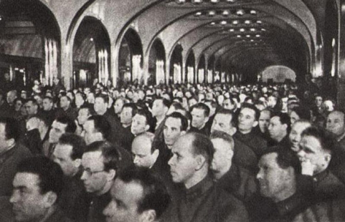 Участники торжественного заседания Моссовета 6 ноября 1941 года слушают выступление Сталина