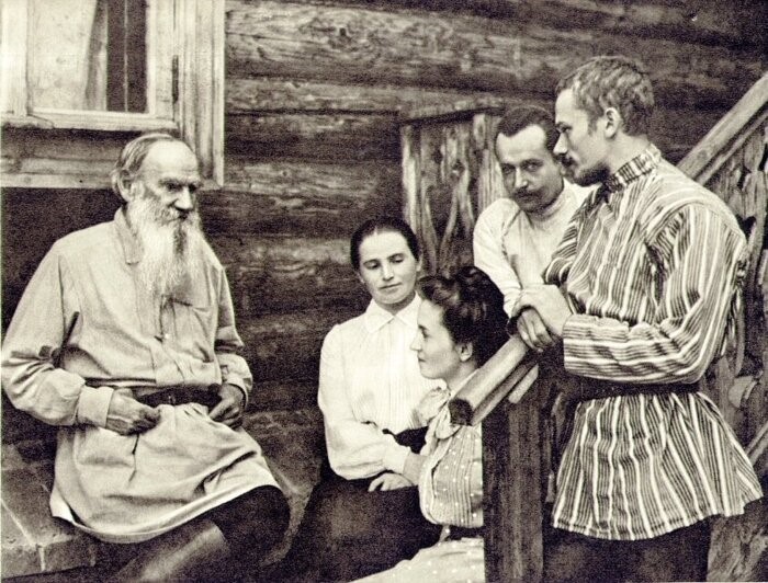 Лев Толстой с близкими. 