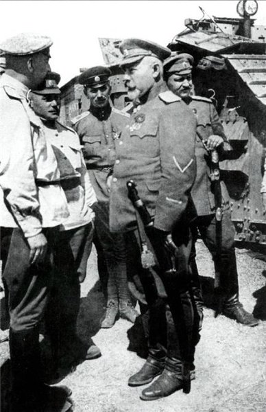 Главнокомандующий ВСЮР генерал-лейтенант А. И. Деникин на фоне танковых частей своей армии, 1919 год