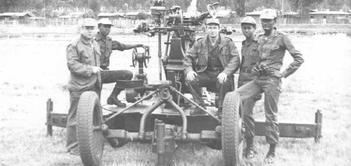 Советские офицеры-зенитчики с эфиопскими военными у 37-миллиметровой зенитной установки советского производства