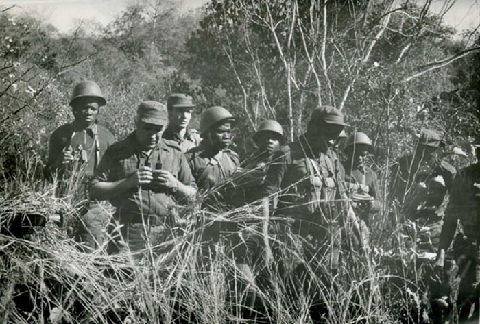 Советские военные специалисты в сопровождении бойцов армии Мозамбика