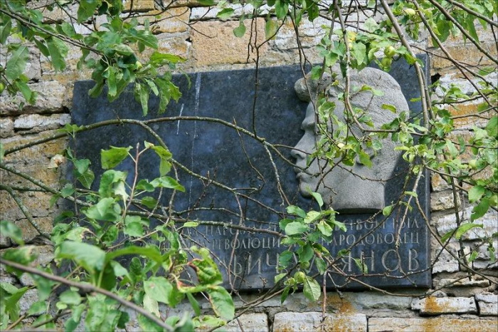 Мемориальная доска на внутренней стене крепости Шлиссельбург на месте казни Александра Ульянова. Имена остальных казненных вместе с ним участников покушения никак не увековечены