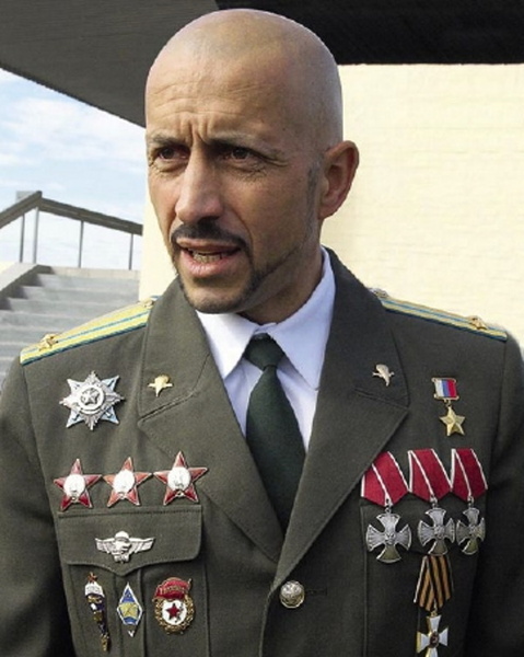 Гвардии подполковник Анатолий Лебедь был трижды награжден не только орденом Мужества, но и одной из самых известных советских боевых наград — орденом Красной Звезды