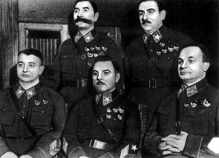 Маршал Советского Союза Александр Егоров (сидит крайний справа) среди первых пяти маршалов Советского Союза, ноябрь 1935 года