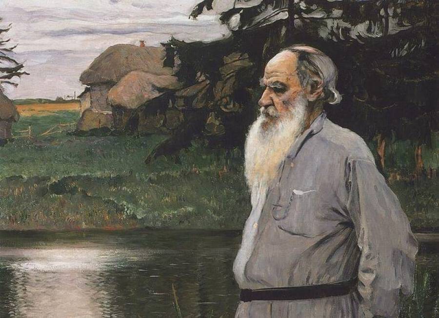 Писатель и законодатель мод: как Лев Толстой «изобрел» толстовку