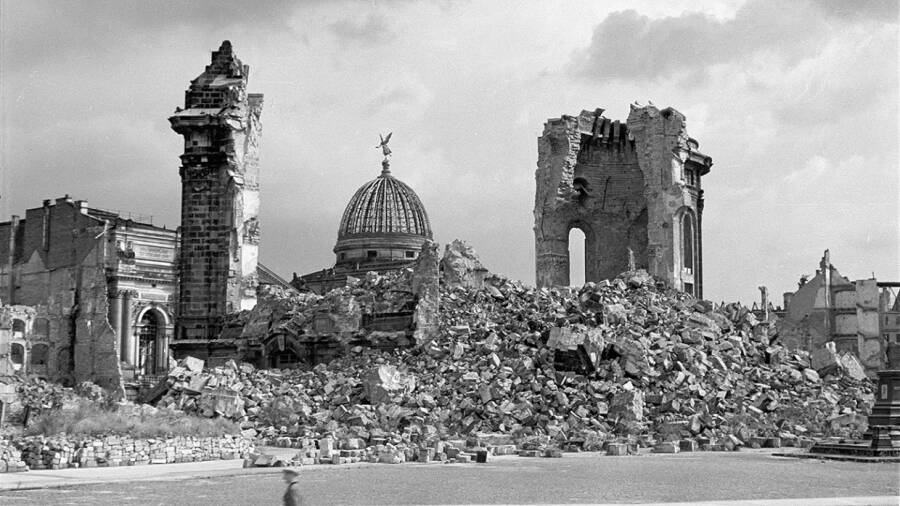 Бомбардировка Дрездена: воздушные варвары с человеческим лицом