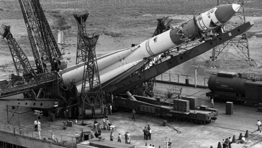 21 августа 1957 года в СССР успешно испытана первая в мире межконтинентальная баллистическая ракета