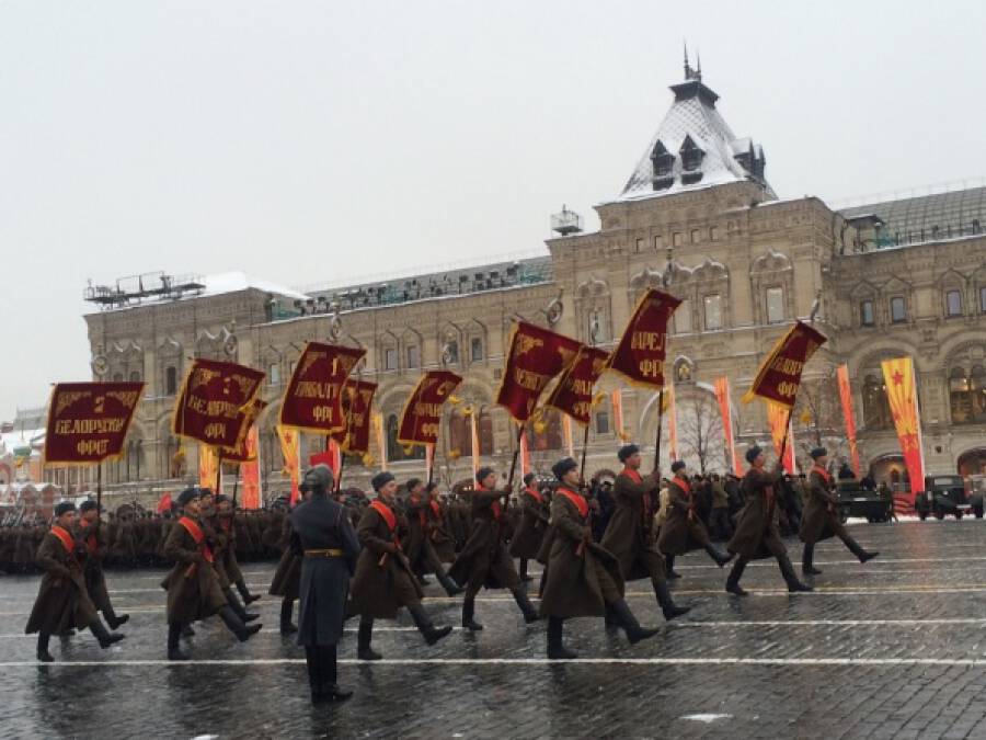 Суровый парад. Сегодня с Красной площади опять идут в бой
