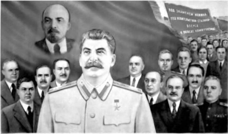 Диктатура пролетариата, единовластие Сталина, репрессии: что пишут об этом в школьных учебниках