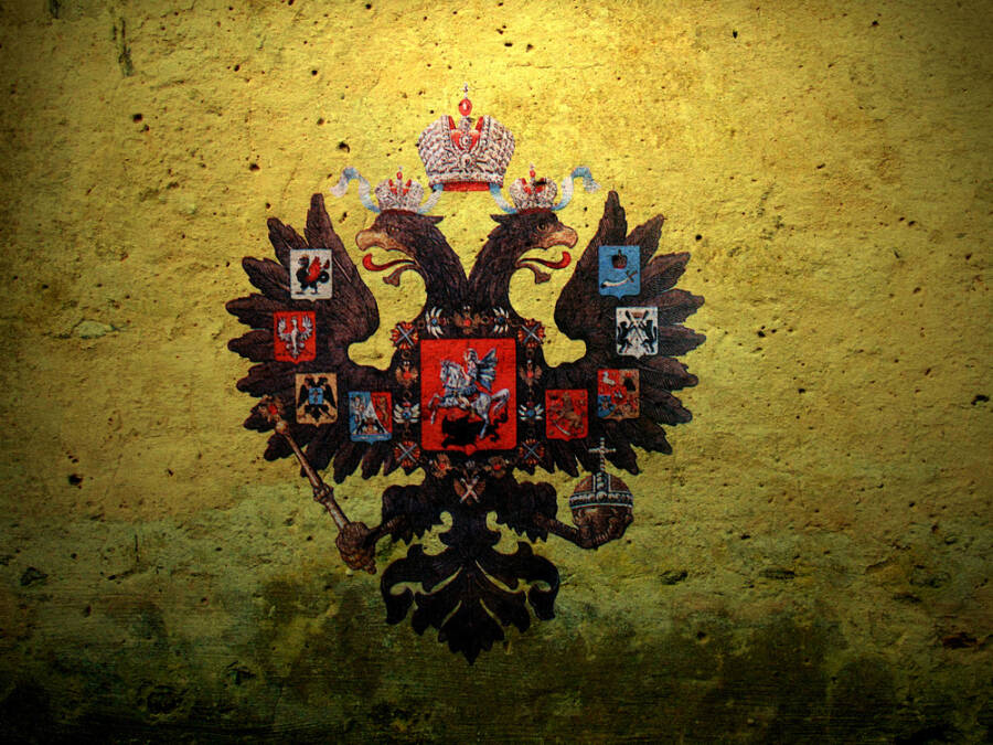 Орел, хоругвь и сень: герб России, который утвердил Александр II