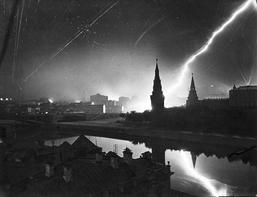 Темнота – друг маскировки: как затемняли Москву в годы войны