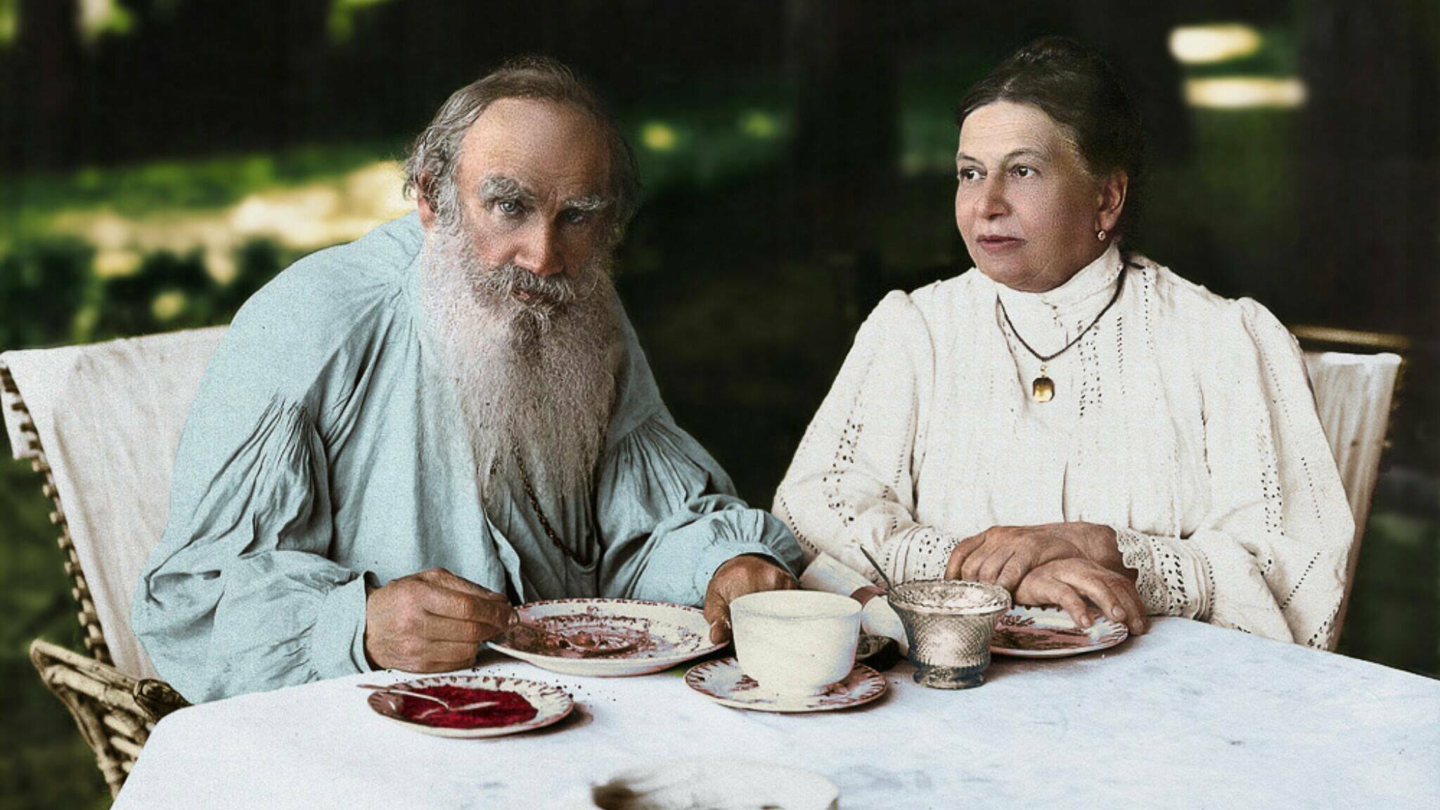 Толстой был женат. Лев толстой с женой.
