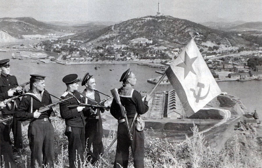 Советские моряки в Порт-Артуре 