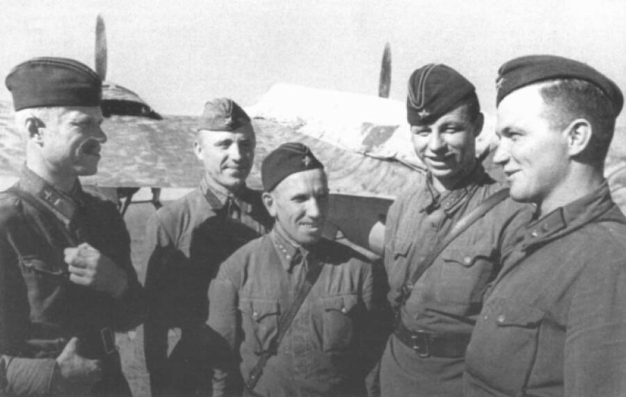 Экипаж советского бомбардировщика СБ-2 у своего самолета, 1939 год. Хорошо видны темные (синие) пилотки и суконные звезды на их передней части, поверх которых полагалось крепить звездочки для головных уборов